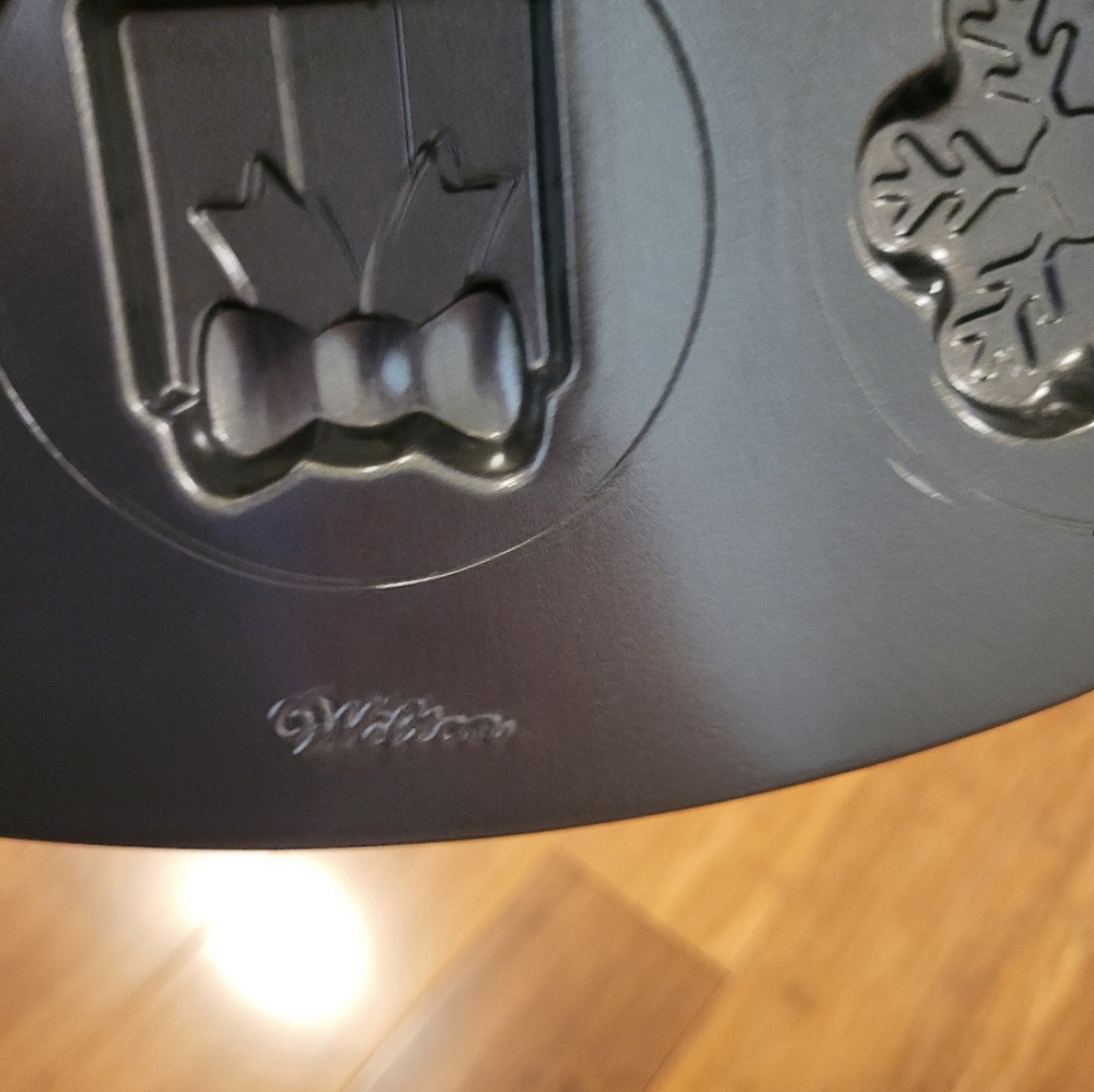 Wilton cookie shape pan - Picture 3 of 4